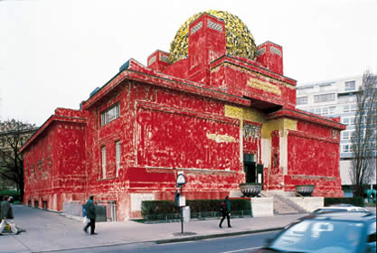Secession pintada de rojo debido al centenario (Foto: Pez Hejduk)
